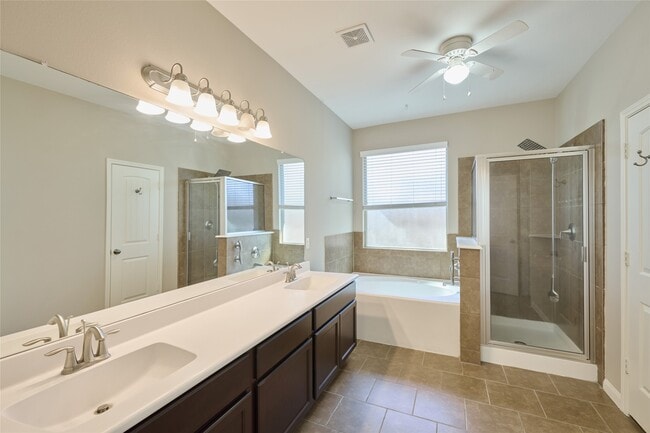 Building Photo - 12635 Lakeshore Dr