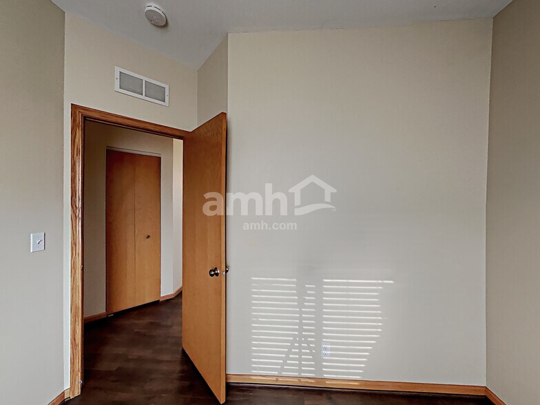 Building Photo - 14151 S Napa Cir