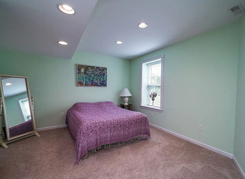 One of the four upstairs bedrooms - 1238 Freedom Pt
