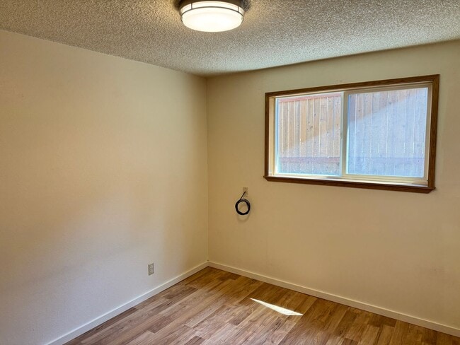 Building Photo - Charming 2-bedroom, 1-bath duplex in Springfield, OR