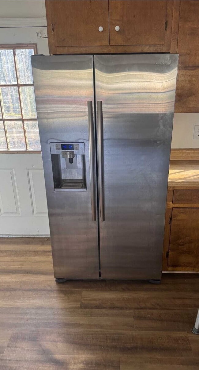 Building Photo - Freshly Renovated 3 Bedroom with 1 and 1/2 Bath Duplex.