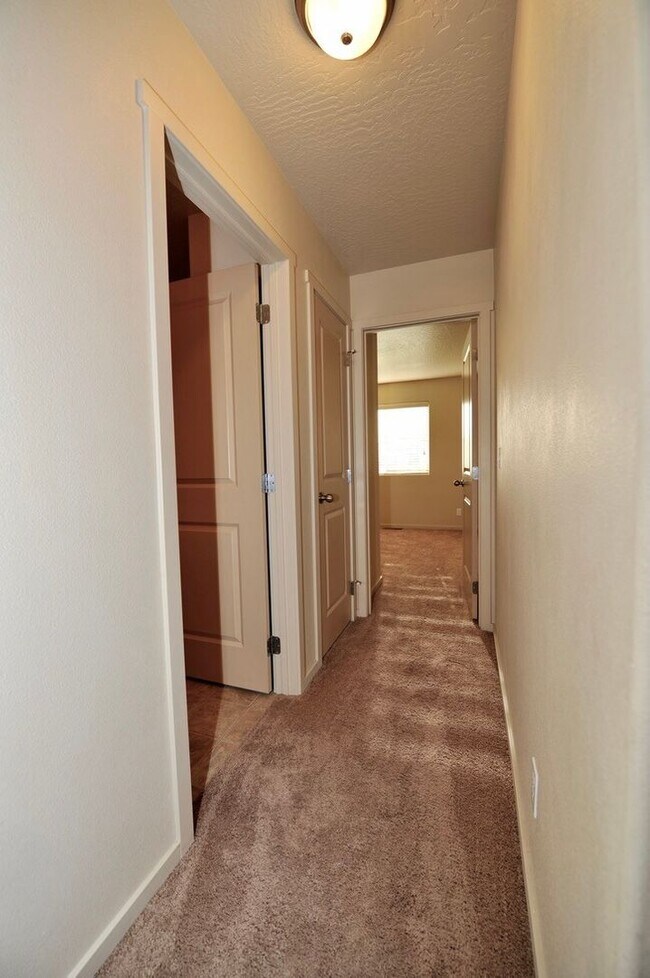 Building Photo - 3 bed 2 bath Rancher