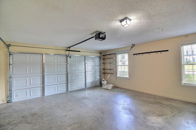 Building Photo - 383 E Valleywood Dr