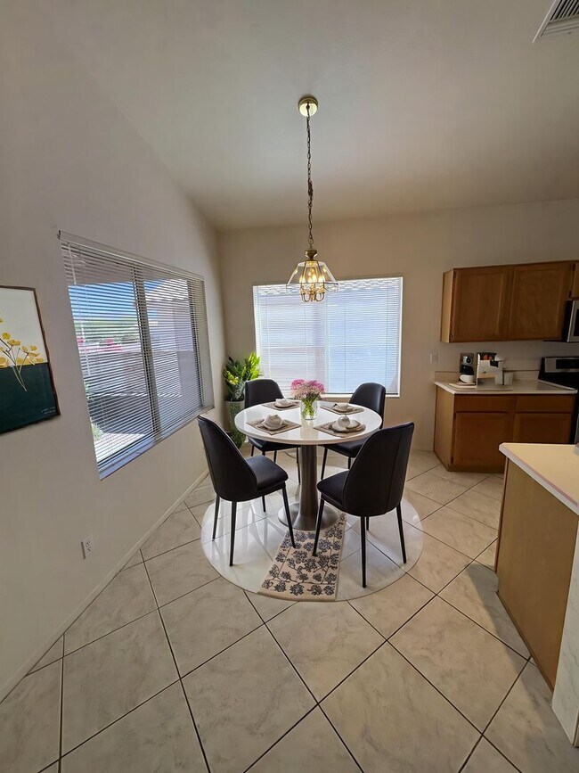 Building Photo - Great eastside location pet friendly