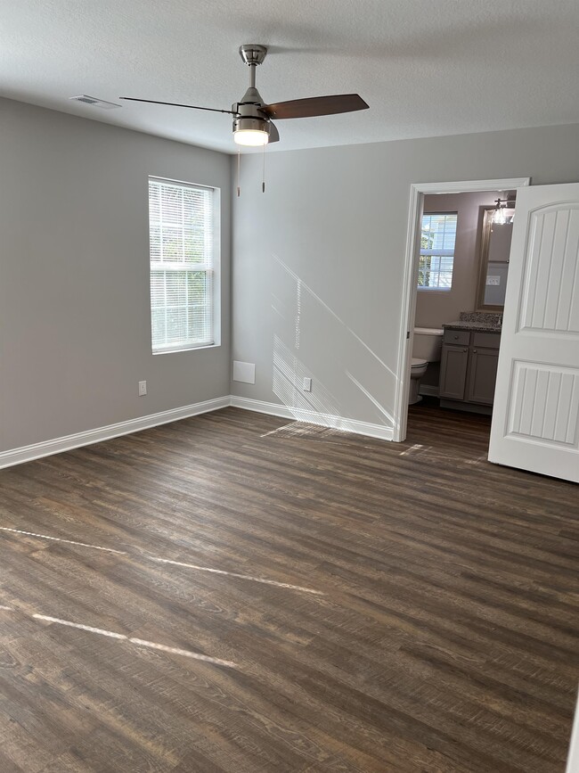 Building Photo - 800 Spring Park Rd