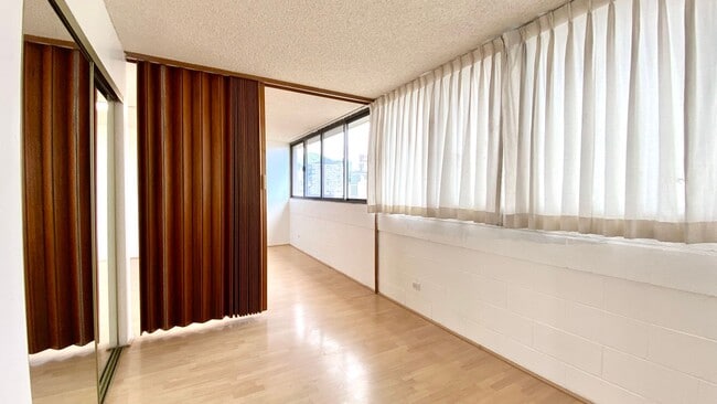 Building Photo - Available Now! Studio on Kinau Street with...