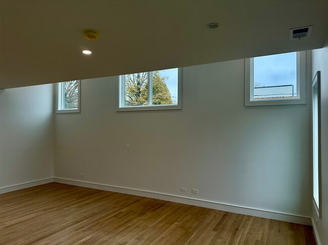 Building Photo - 4243 N Damen Ave