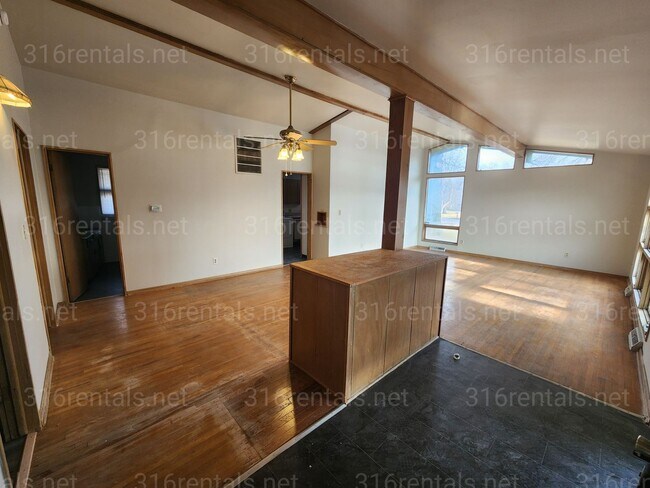 Building Photo - $1,349- 4 bedroom/ 2 bathroom Single Family Home