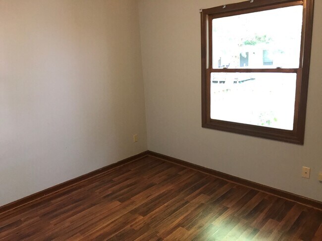 Building Photo - 601 S Park Square Dr