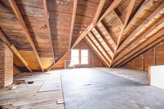 Building Photo - 3 BED 1 BATH BEAUTIFUL SINGLE HOME!