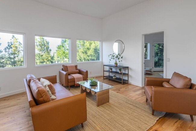 Building Photo - 3828 Alomar Dr