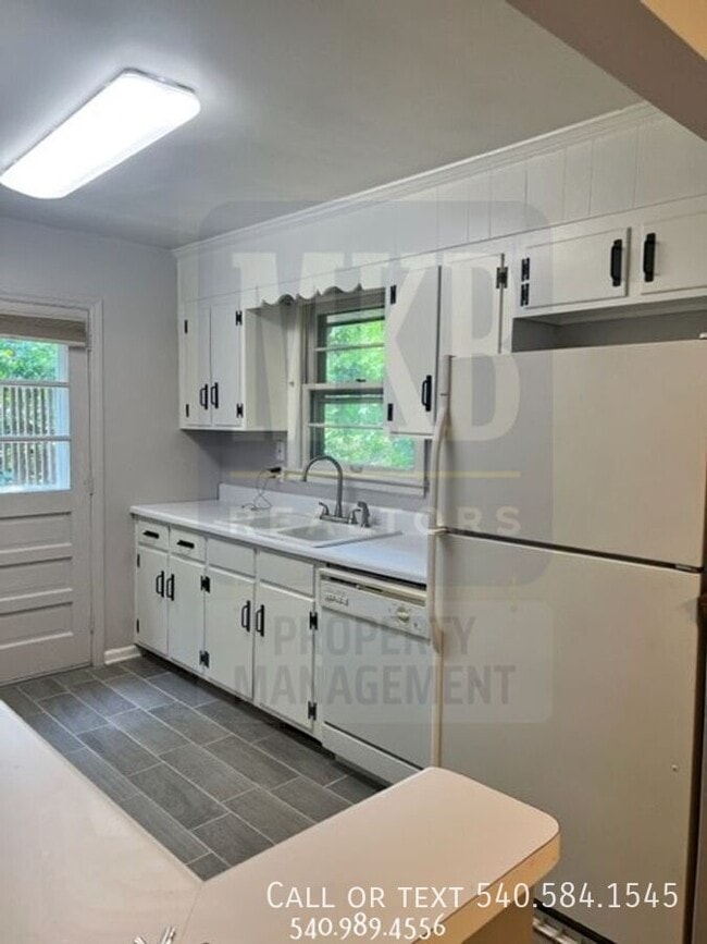 Building Photo - 3203 Ledgewood Ave