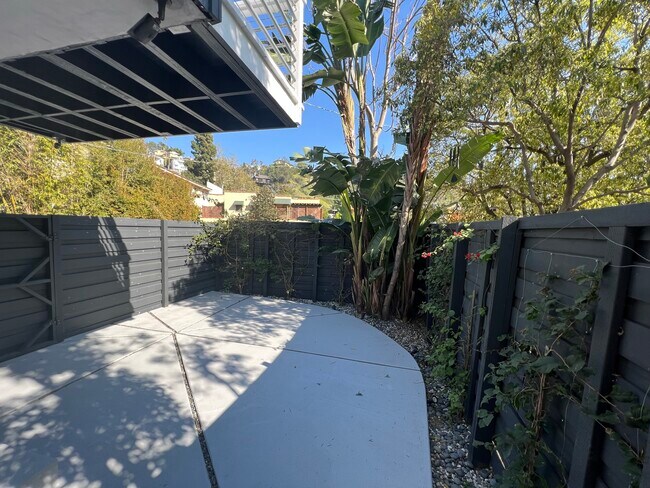 Building Photo - 6121 Glen Holly St