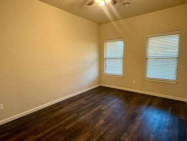 Building Photo - Beautiful 2 Bed 2 Bath! $500 Off First Ful...