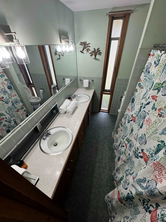 Building Photo - 305 Indian Creek Dr E