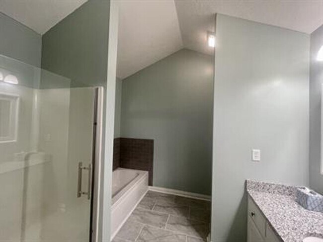 Building Photo - 3 bedroom 1 bath home with a basement and garage!