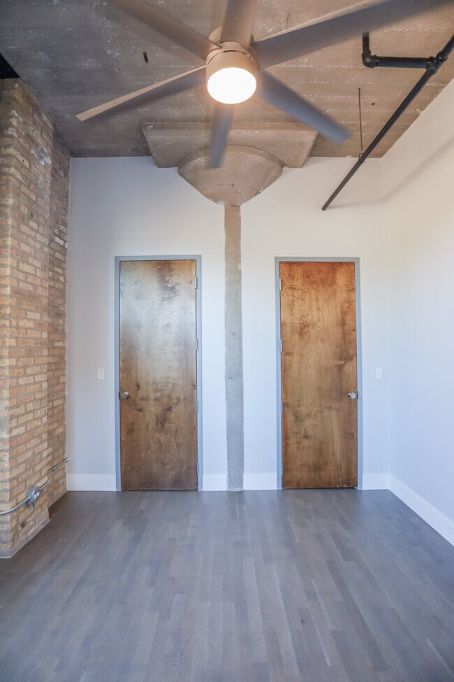 Building Photo - 4046 N Hermitage Ave