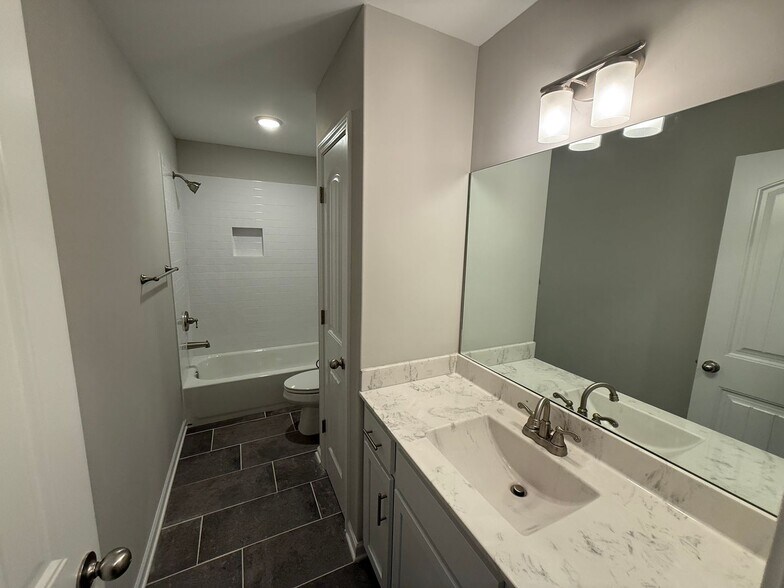 Building Photo - 1852 Bloomington Cir