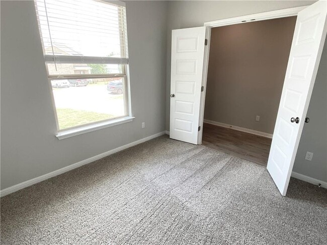 Building Photo - 2216 Limestone Lake Dr