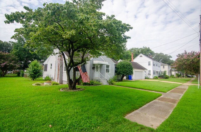 Building Photo - Gorgeous family home rental in Norfolk!