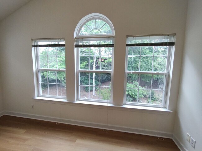 Building Photo - NEWLY RENOVATED 4 Bed/2 Bath with Communit...