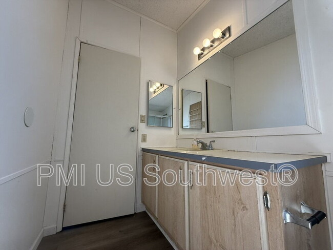 Building Photo - 4453 Calle del Media