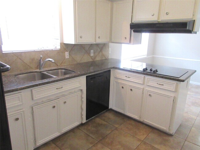 Building Photo - 3022 Kenross St