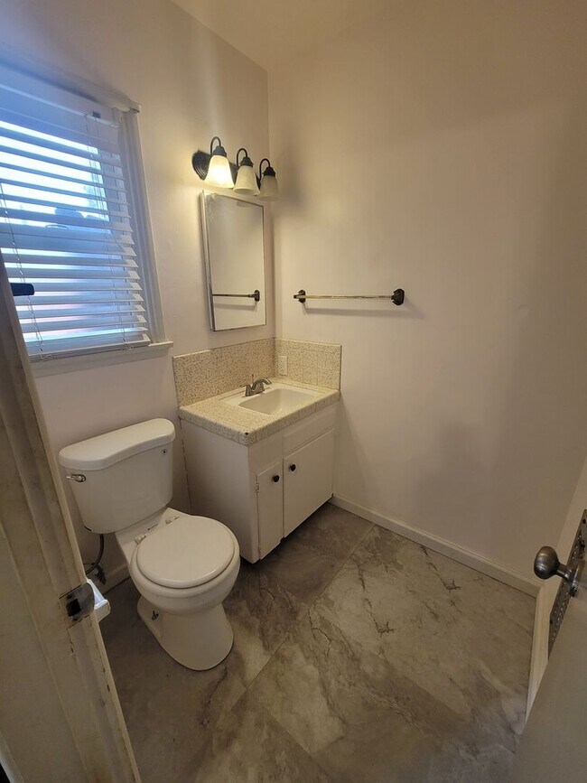Building Photo - Single-Story 4-Bedroom Apartment in Yucaipa!