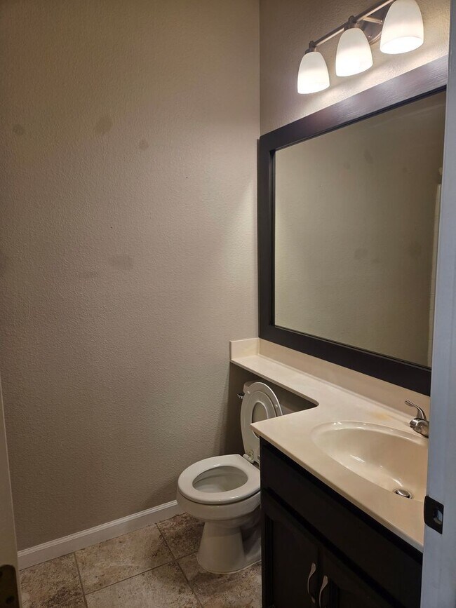 Building Photo - Broadstone - 3bdrm, 2 bath - Close to Shopping, Park & Schools!