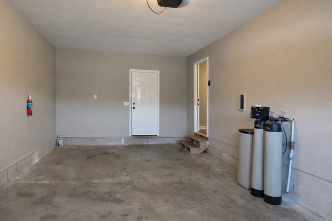 Building Photo - $1500 3 Bedroom 2 Bath Modern Brick Home!