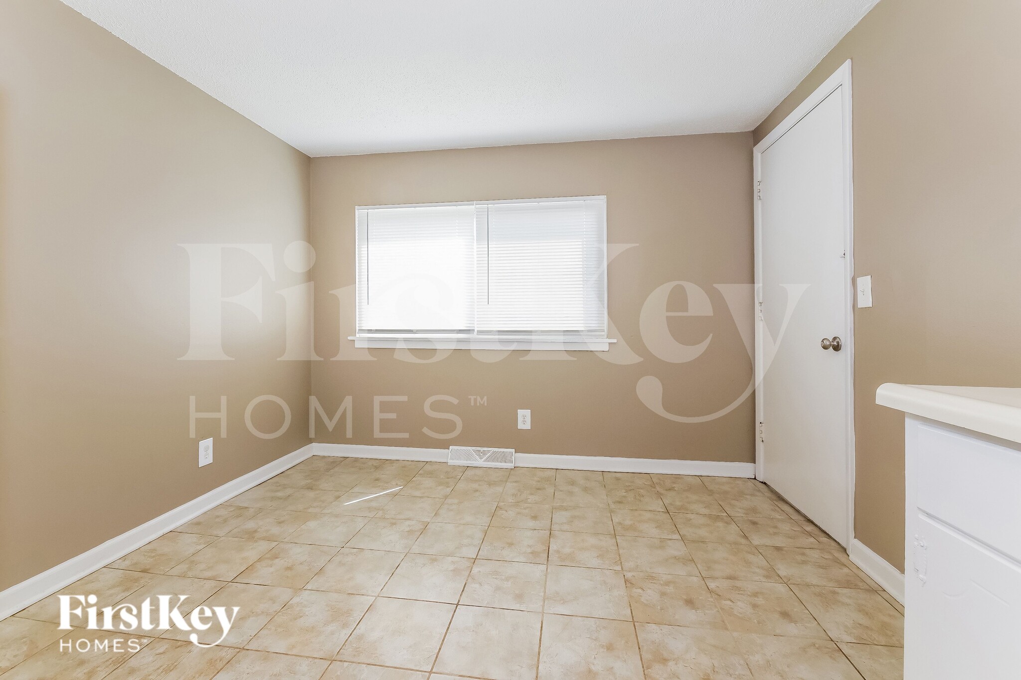 Building Photo - 5042 N Bellaire Ave