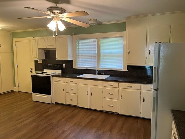 Building Photo - 2 bed/1 bath Duplex