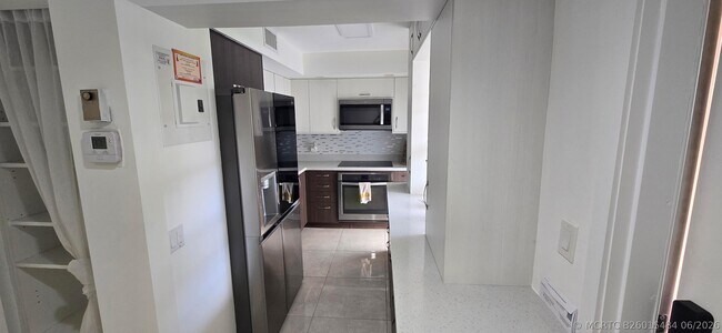 Building Photo - 3300 N Palm Aire Dr