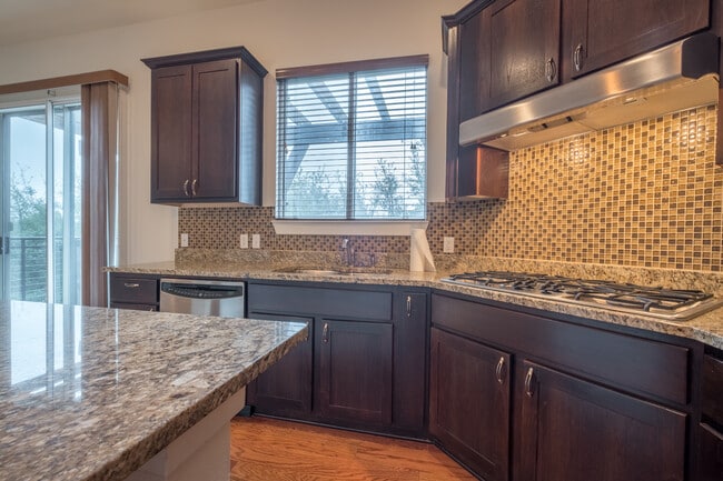 Building Photo - Beautiful 2 Bedroom, 2.5 Bath Townhome in Northwest Austin
