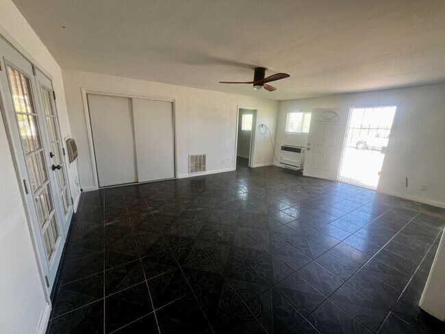 Building Photo - 6568 Oasis Ave