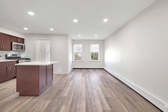 Building Photo - 561 Broad St