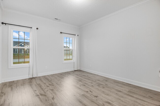 Building Photo - 917 Uplands Ln