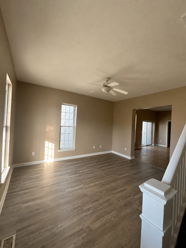 Building Photo - Large 3 Bedroom Townhome!!