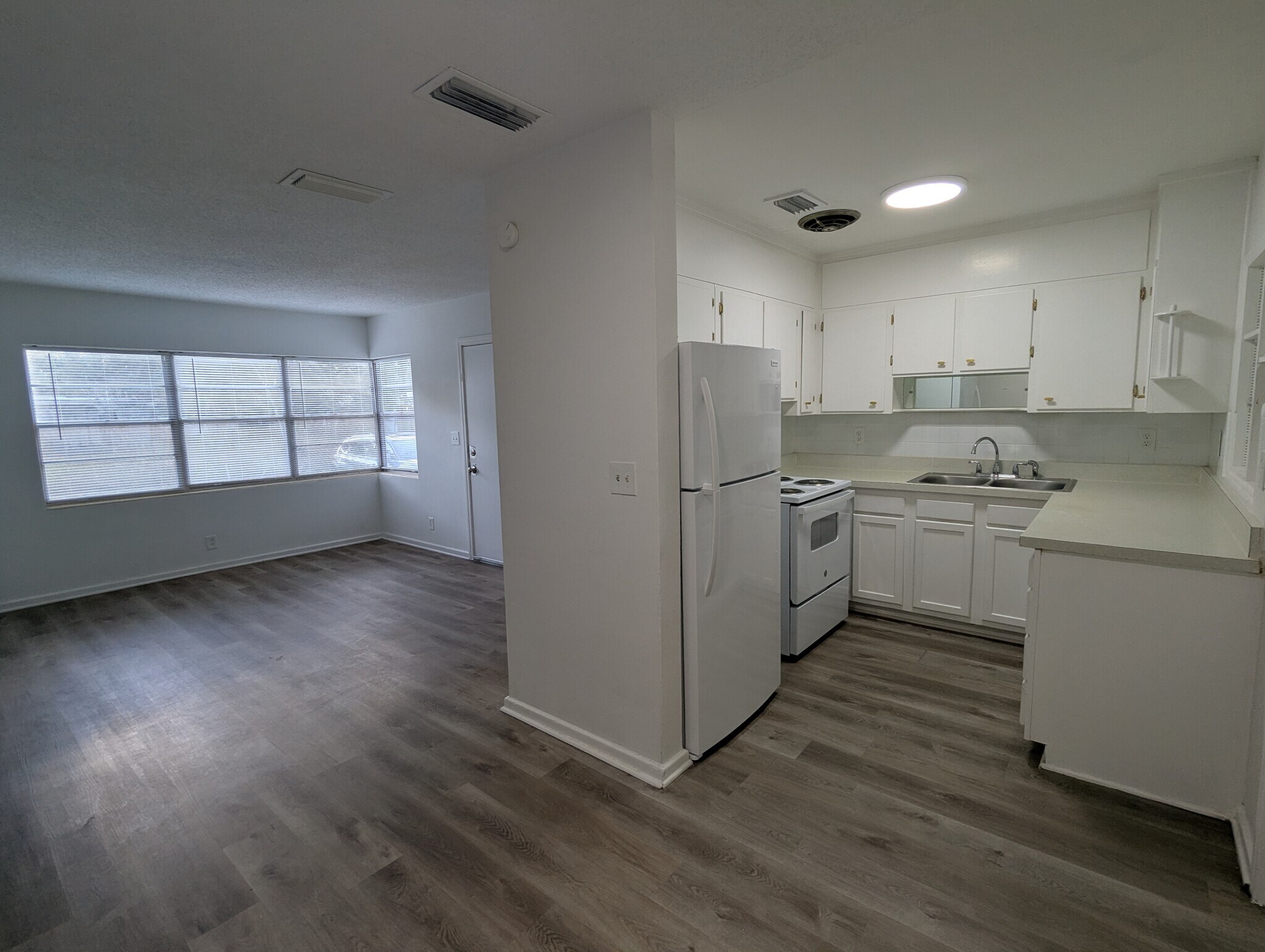 Building Photo - 2211 Tegner Dr