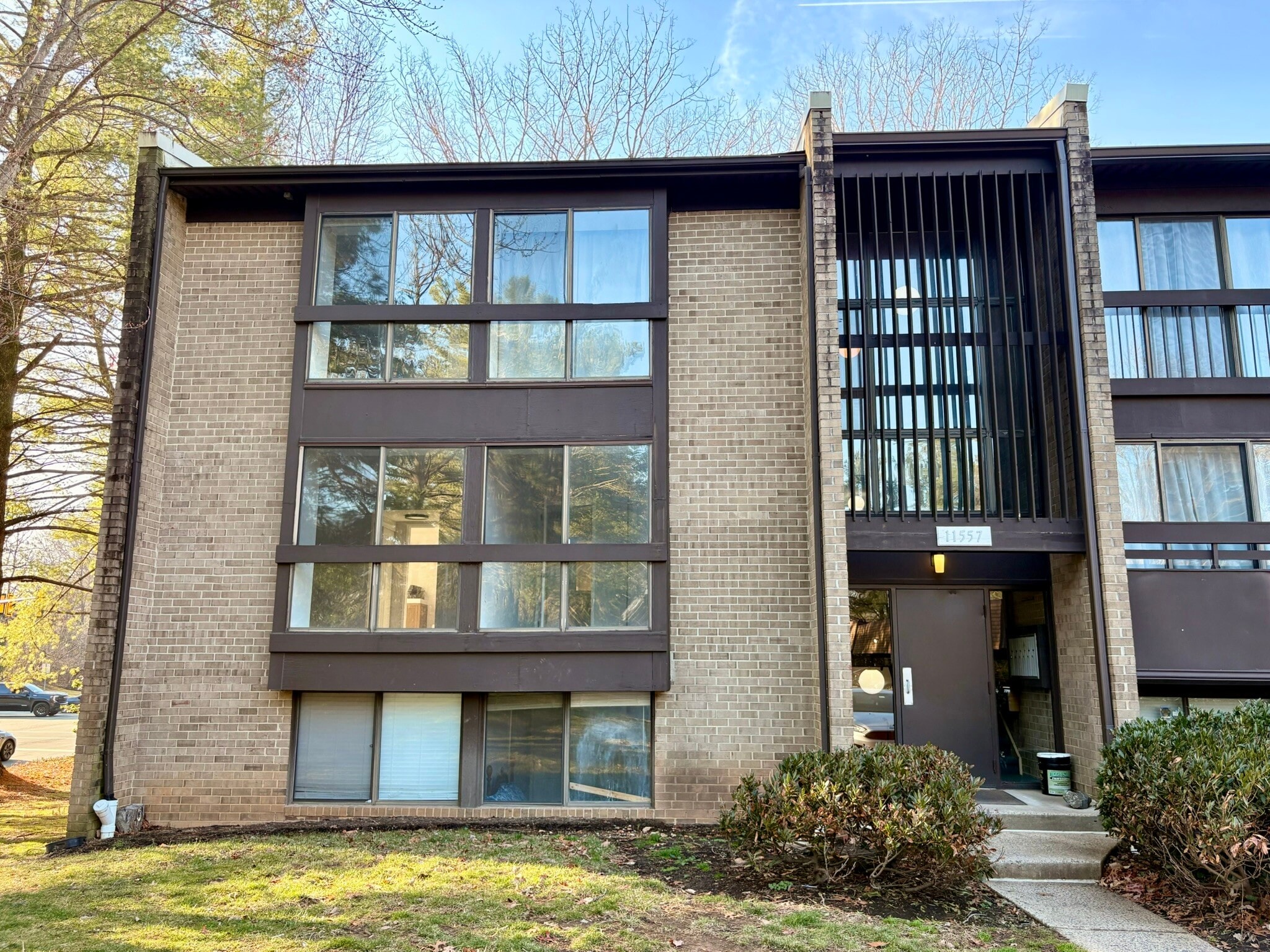 Main entrance to building - 11557 Rolling Green Ct