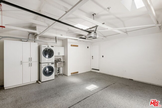 Building Photo - 2425 Rinconia Dr
