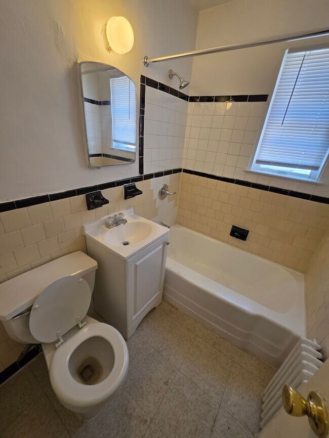 Interior Photo - 208 KENILWORTH AVE NE