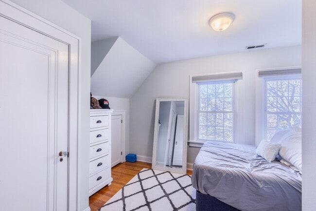 Building Photo - 525 Donne Ave