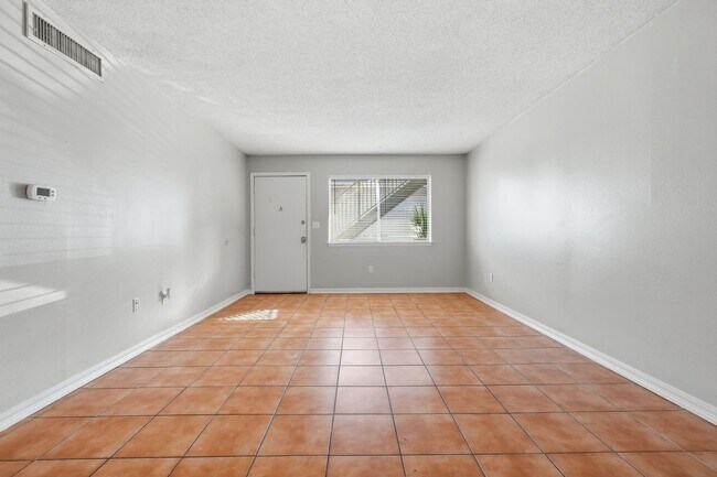 Building Photo - Charming 2 Bedroom with community pool!