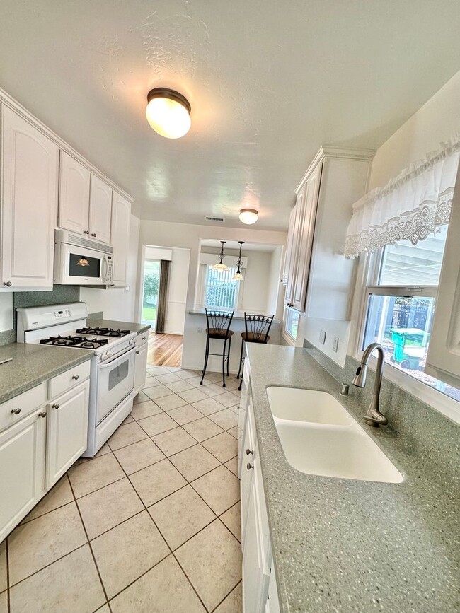Building Photo - Beautifully Remodeled Allied Gardens Home