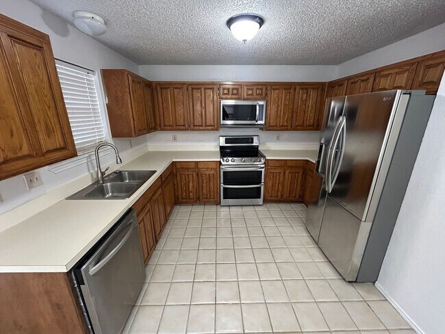 Building Photo - 1305 White Lake Dr