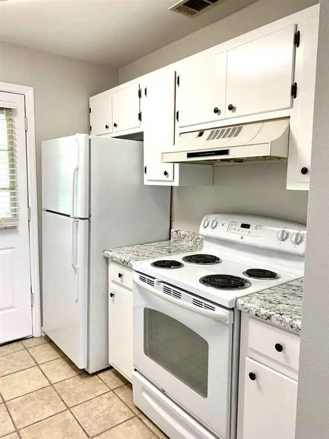 Building Photo - Affordable 4/3 Townhome in Timberwood