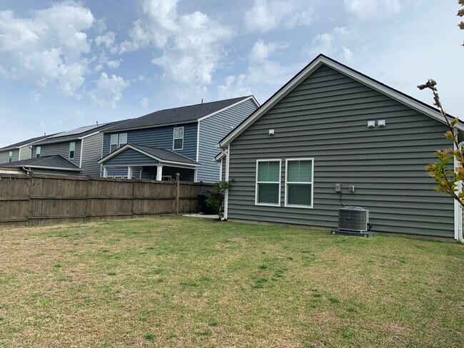 Building Photo - 221 Pink Azalea St