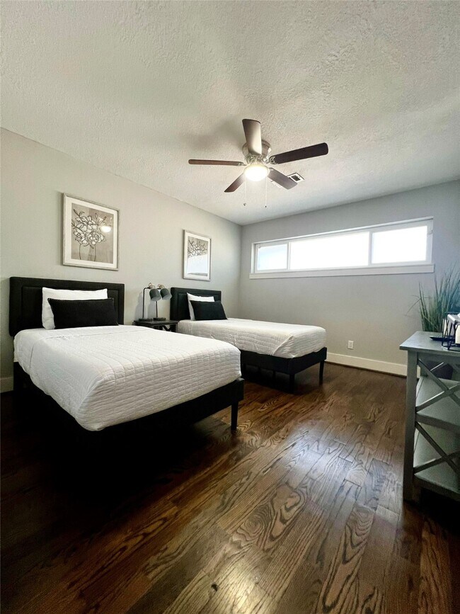 Building Photo - 5719 Viking Dr