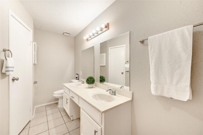 Building Photo - 5255 Beaverbrook Dr